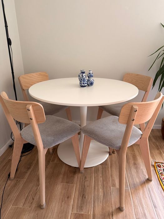 Conjunto de jantar/cozinha composto por mesa redonda branca + 4 cadeiras estofadas IKEA.