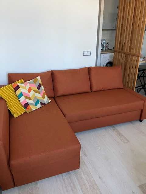 Um sofá que também serve de sofá-cama + espaço de arrumação