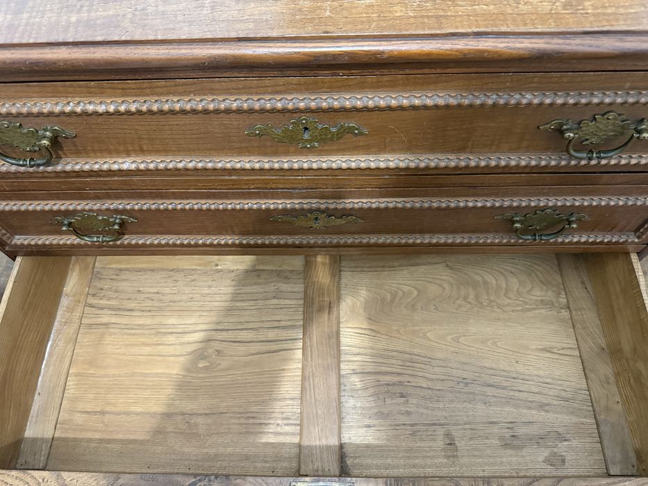 Cómoda Antiga em Madeira Maciça com Ferragens em Latão