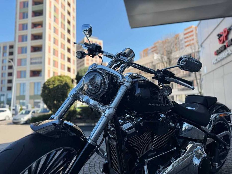 2025 Harley-Davidson® Breakout колір Vivid Black