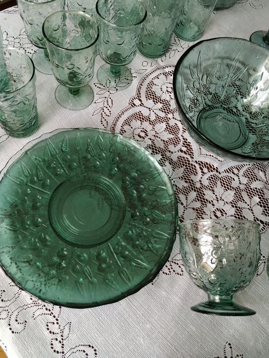 Ręcznie robiona szklana zastawa z motywem gałązek oliwnych