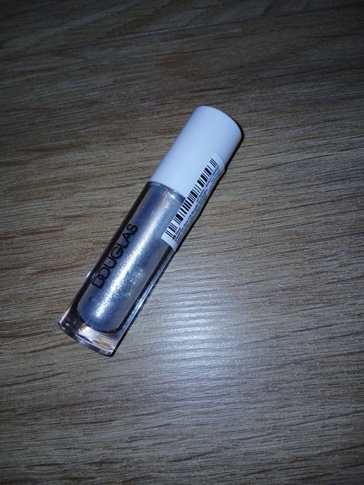 Cień do powiek Douglas Liquid eye glow - 12h metallic eyeshadow