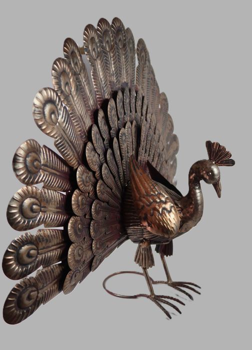 Grande pavão artesanal em chapa de cobre martelada