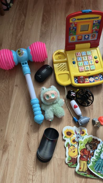 Різноманітні дитячі іграшки