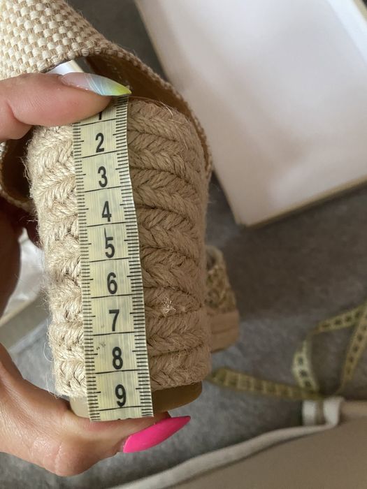 Piekne buty na koturnie