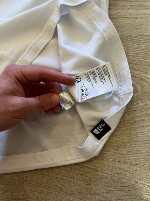 Білосніжна футболка The North Face з принтом гір на спині