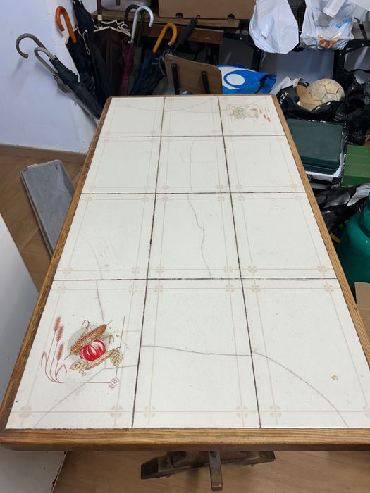 Mesa de cozinha com azulejo