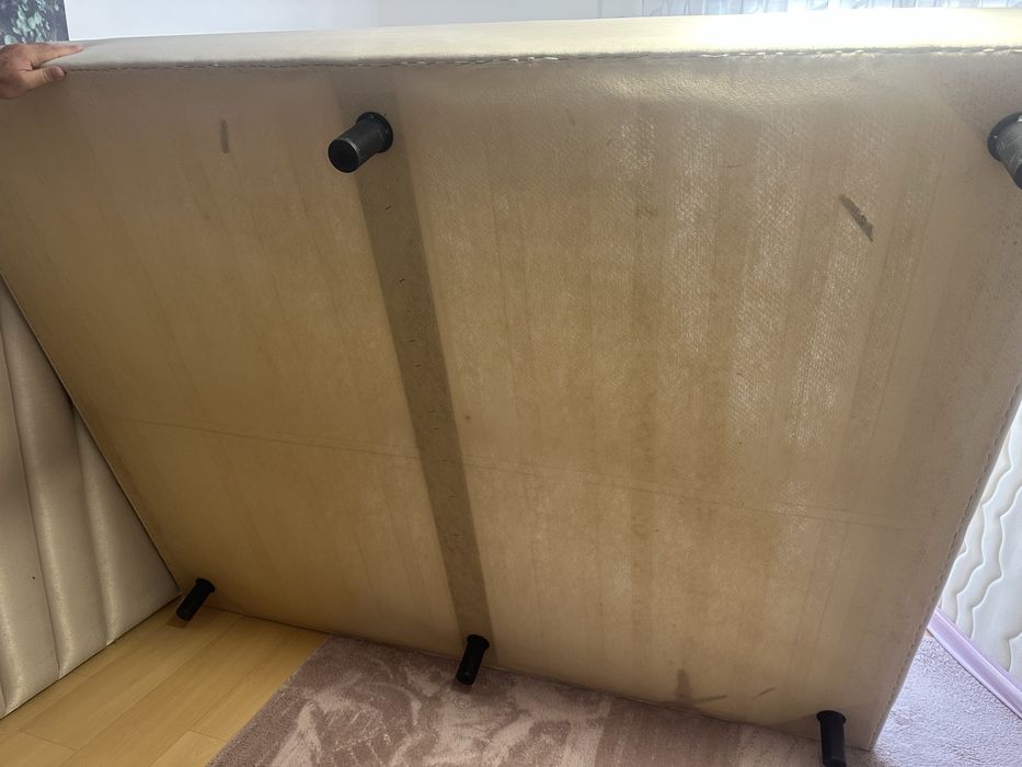 Cama beje como nova