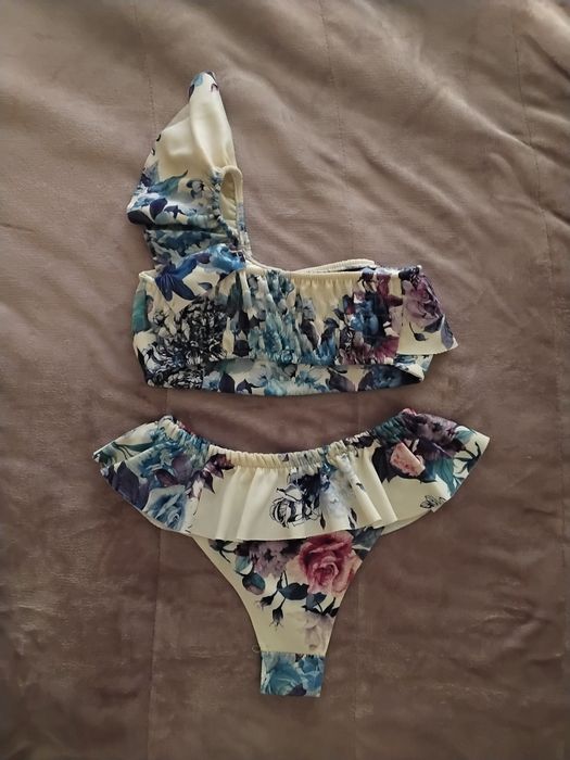 Biquini floral em rosa, azul e roxo