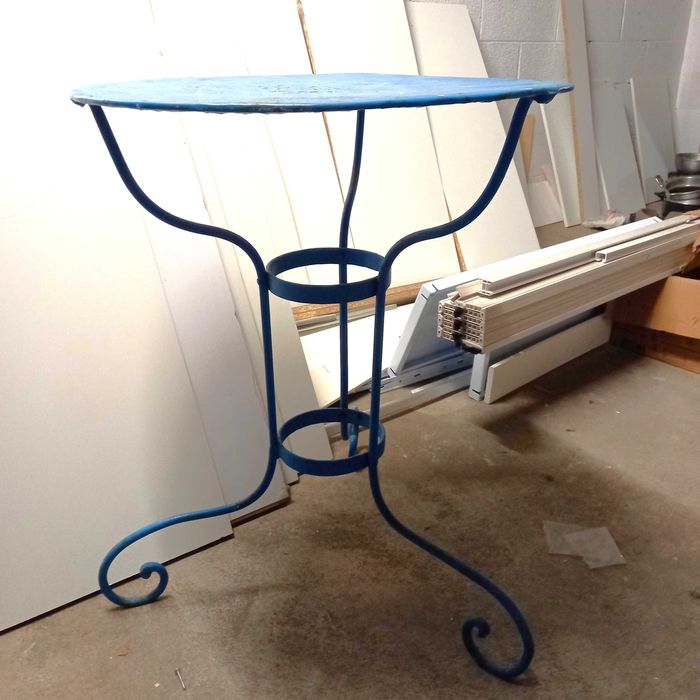 Par de bonitas mesas de ferro redondas