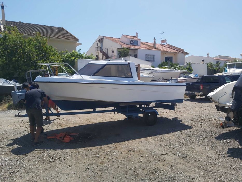 Barco Semi-Cabinado de 6 pessoas