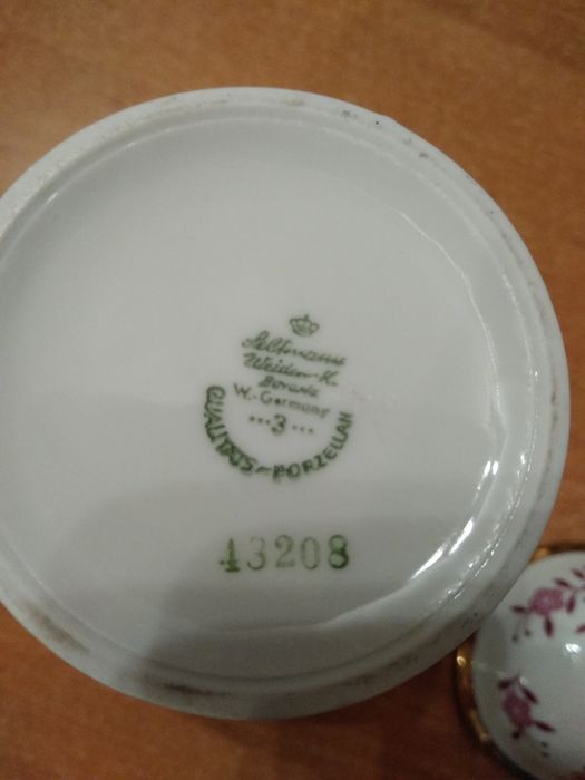 Piękny pojemnik wazon porcelana Sygnatura