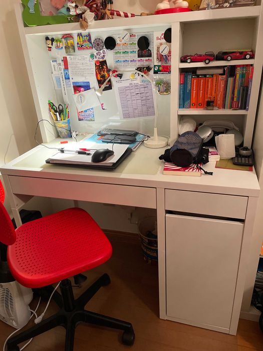 Secretária MICKE com bloco inferior e estante superior