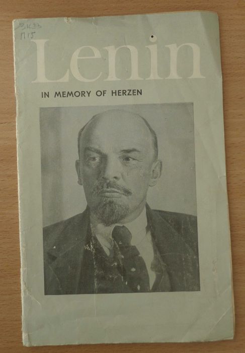 Книга В. И. Ленин-V. I. Lenin на английском языке. 1947 год.
