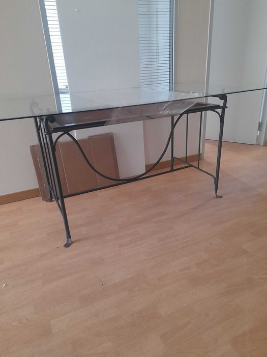 conjunto de mesa com 4 cadeiras e movel