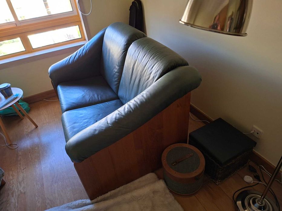 Vendo Sofá cama em pele de 2 Lugares verde (Octogono) em bom estado