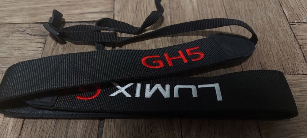 Нашийний ремінець для Panasonic Lumix G GH5  чорний з вишивкою, новий