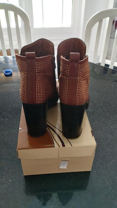 Botins tamanho 37. Cor camel.