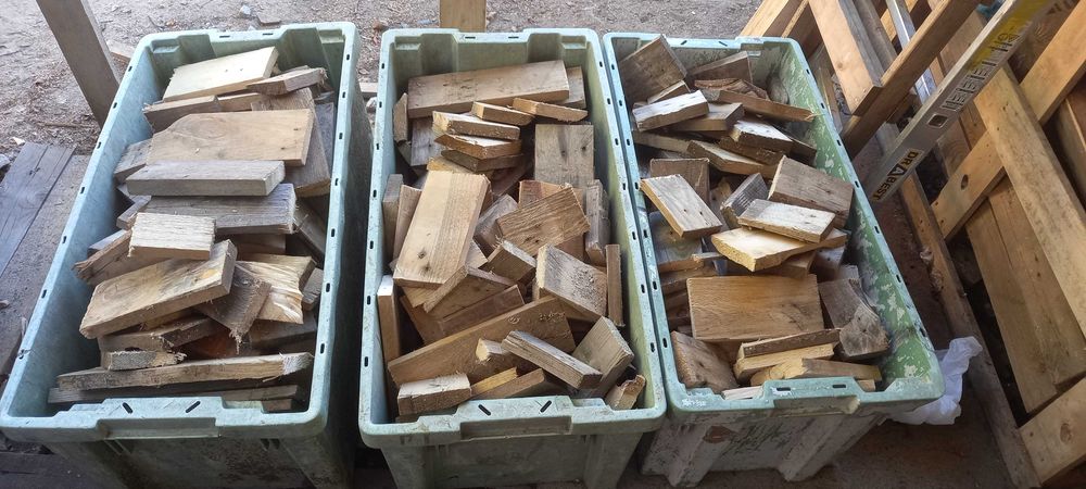Kantówki i kostki z palet na opał.