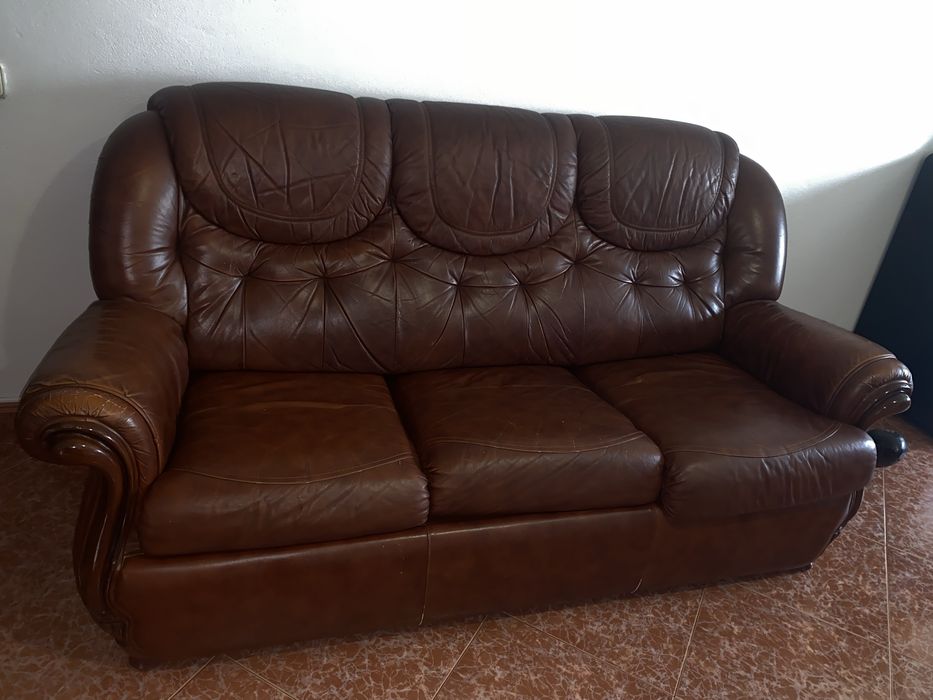 Sofá com poltronas de couro