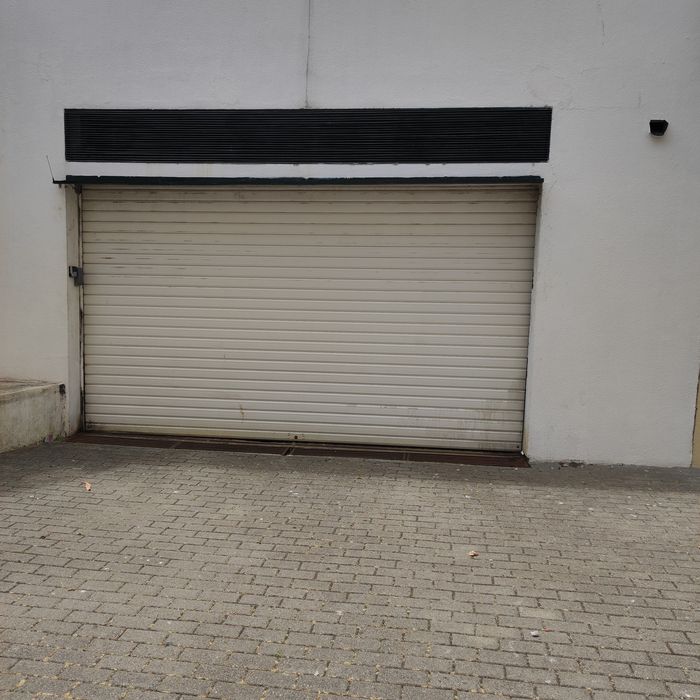 Garagem fechada campo de futebol rua Cidade de Rion, Viana  Castelo