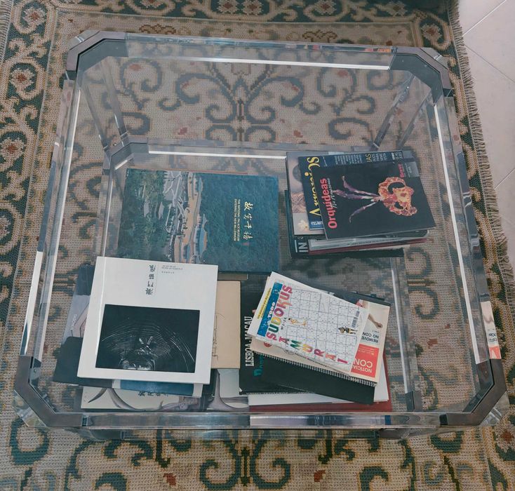 Mesa de centro de sala em acrílico