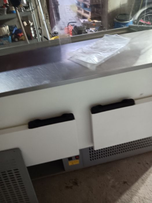 Lada chłodnicza sprawna.