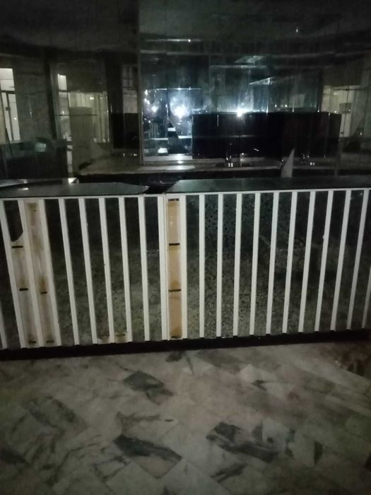 Móvel tipo balcão com estantes e divisórias. Dimensões: 240x86x60 cm