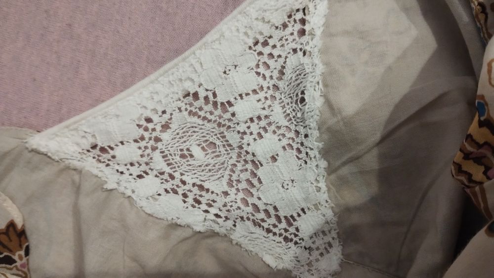 Bawełniano-jedwabna sukienka we wzór paisley marki Laura Ashley.