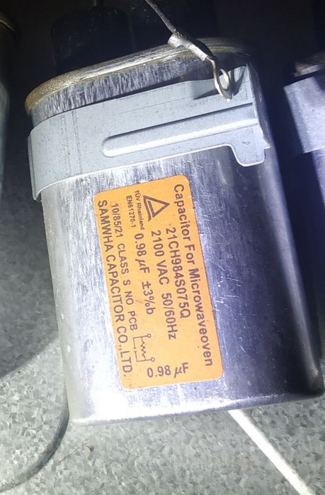 Condensadores e diodos para Microondas