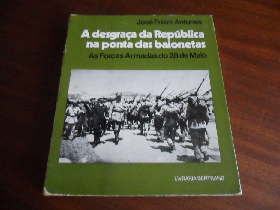 "A Desgraça da República na Ponta das Baionetas"  -José Freire Antunes