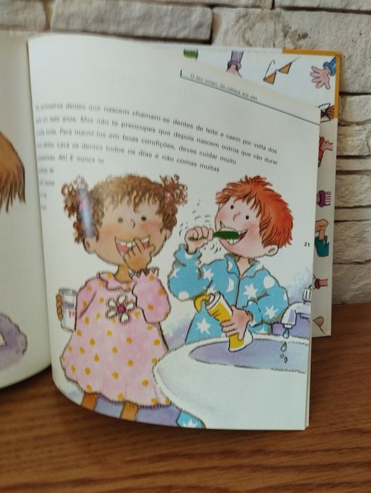 Dois livros didáticos com o corpo humano  e comportamento