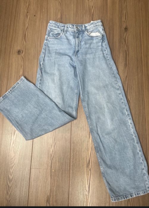 Jasnoniebisekie jeansy