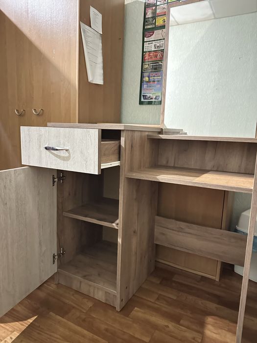 Столік з дзеркалом