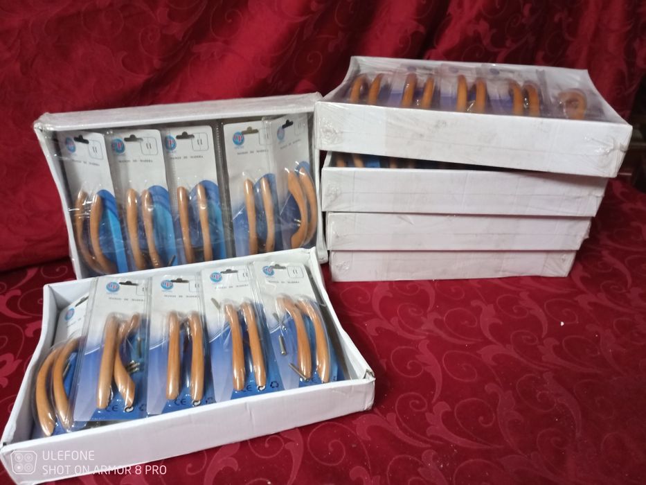 Puxadores de madeira novos