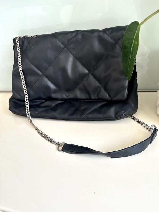 czarna pikowana torebka