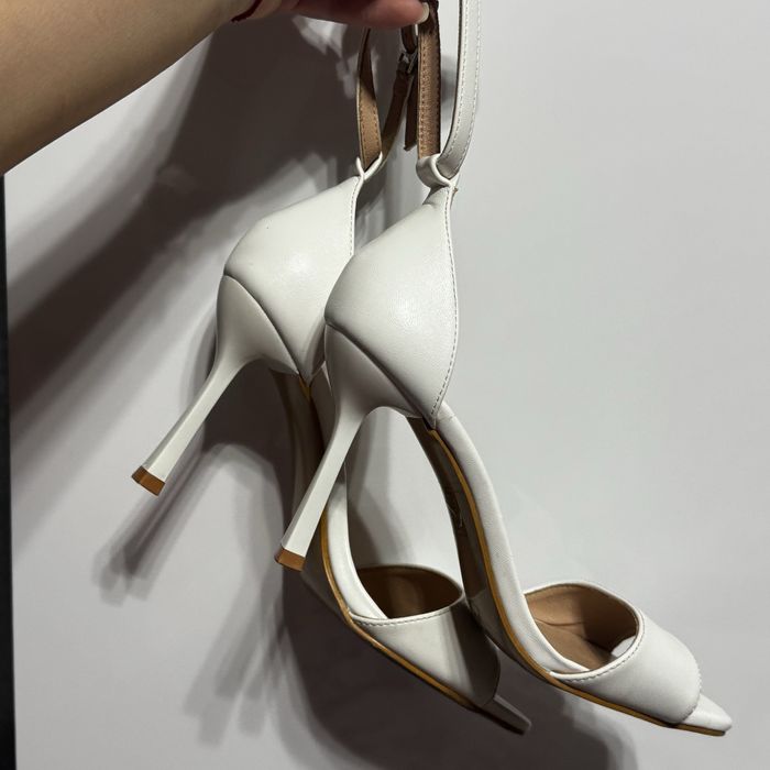 Білі   босоніжки