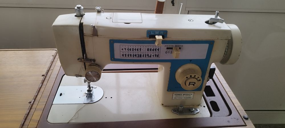 Máquina costura com móvel.