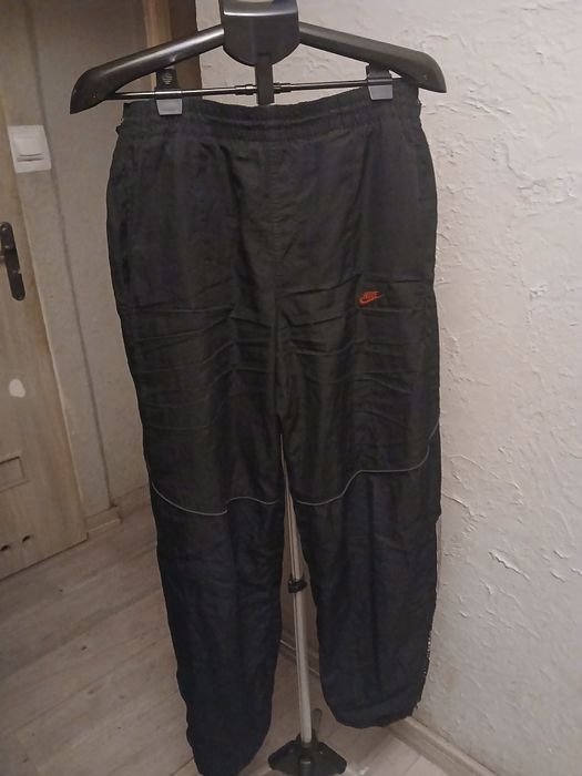 CArne spodnie ala ortalion matowy z czerwonym napisem NIKE R. L