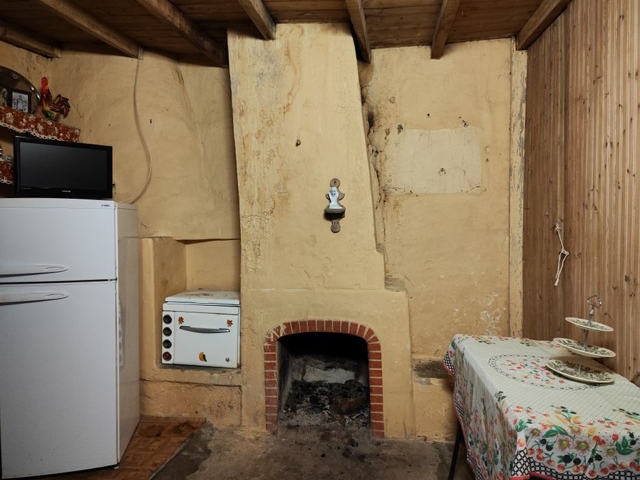 Vende-se moradia para recuperar em Monfortinho