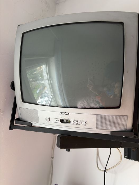 Tv CRT a cores Sanyo com comando