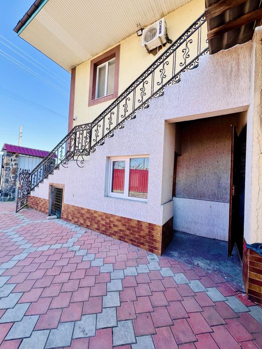 Продаж будинку з магазином на 1 поверсі!