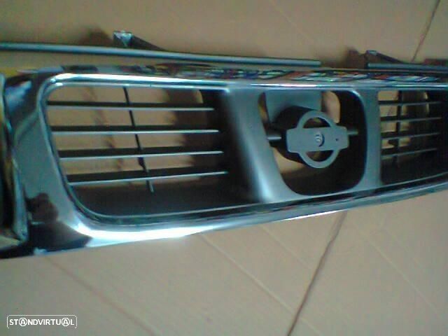 Grelha Cromada Nissan Pickup D22 1998-2001 NOVA