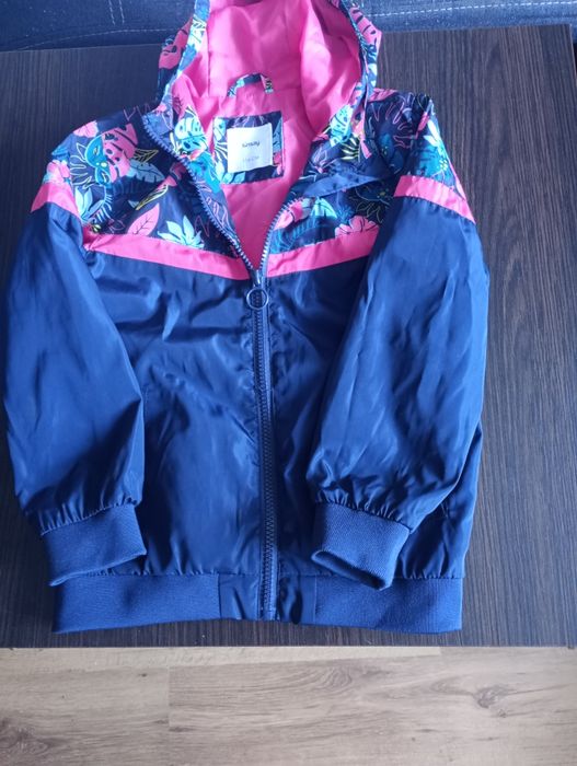 Kurtka dla dziewczynki w rozmiarze 116