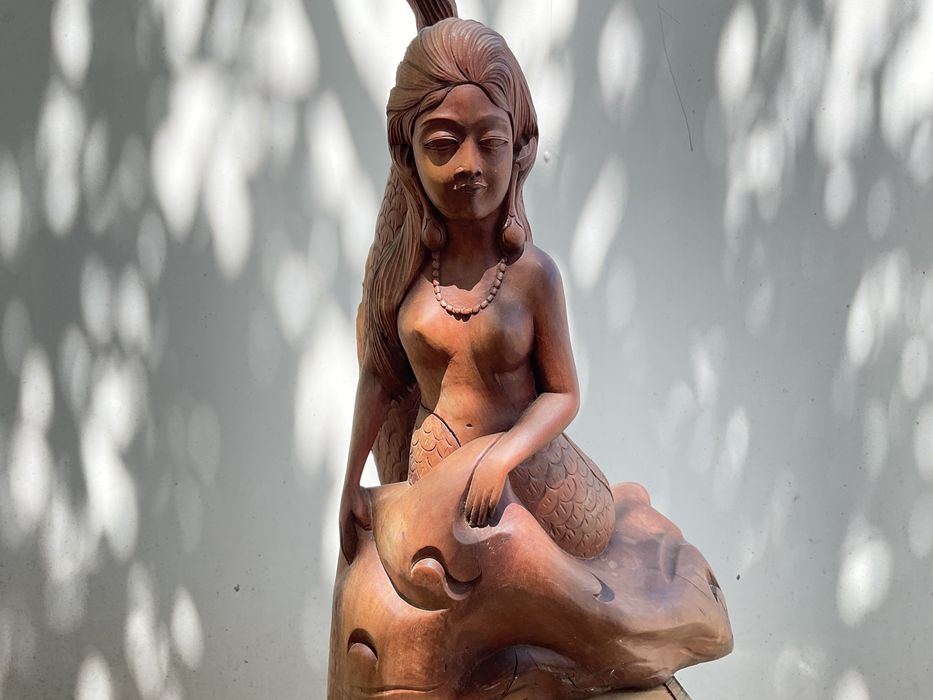Estatueta de sereia em madeira exótica