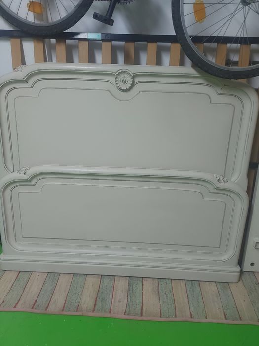 Cama em madeira com estrado