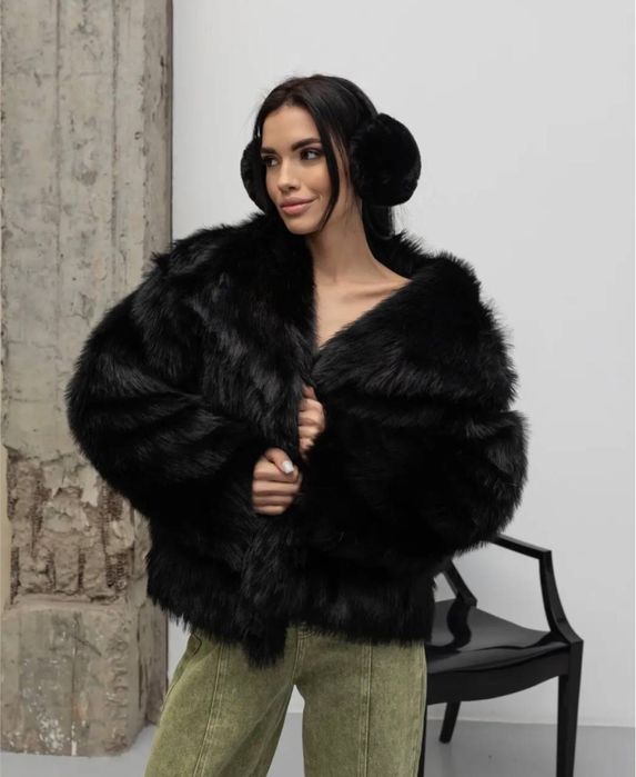 Модна жіноча коротка пухнаста тепла шубка чорного кольору