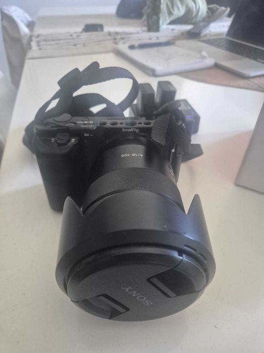 Sony ZV-E10 + 18-105mm F4 G OSS + SmallRig Cage + 2 Baterias