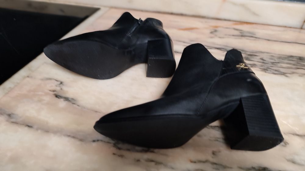 Botim preto com tacão
