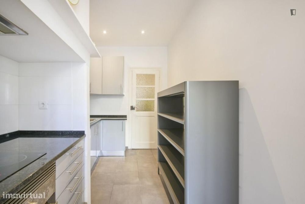 Quarto - localizado em Arroios Lisbon